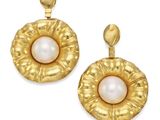 une photo d'une paire de boucles d'oreilles en or et perles
