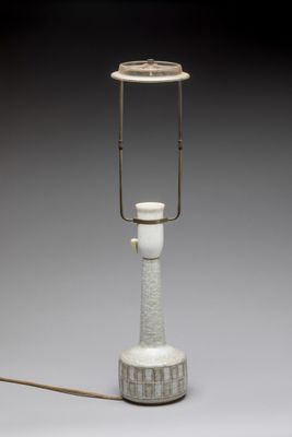 l'image d'une lampe posée sur une table