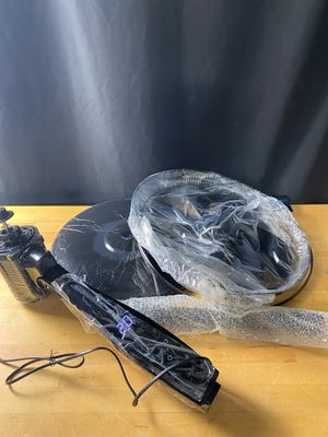 une image représentant une paire de ciseaux posée sur une table