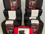 Plusieurs bagages sont empilés les uns sur les autres sur une table