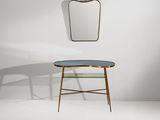 une petite table sur laquelle se trouve un miroir, et un miroir accroché au mur
