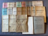 plusieurs vieux livres posés les uns sur les autres sur une table