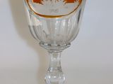 un verre à vin orné d'une image de phare