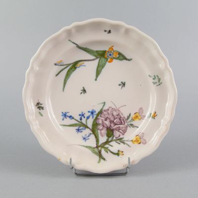 l'image d'une assiette sur laquelle figurent un oiseau et des fleurs