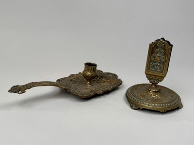 paire de bougeoirs anciens en laiton au motif ouvragé