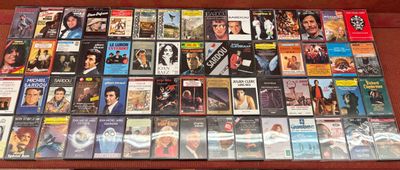 beaucoup de dvd sur la table ensemble