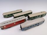 plusieurs petits trains sont alignés sur une surface blanche