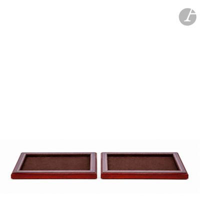 deux plateaux en bois présentant une surface marron sur fond blanc