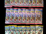 plusieurs paquets de cartes à collectionner Pokémon sur fond noir
