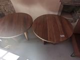 deux tables placées l'une à côté de l'autre dans la pièce