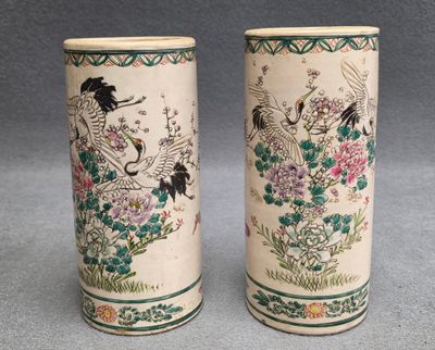 JAPON début XX° Paire de vases rouleaux en faïence
