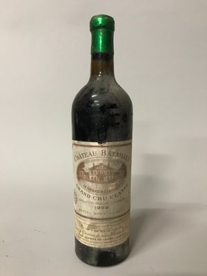 une bouteille de vin posée sur une table
