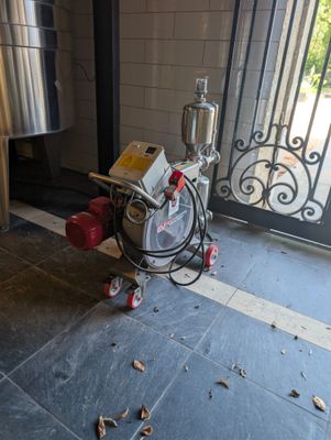 une machine posée par terre devant une porte