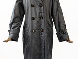 un trench-coat sur une tête de mannequin