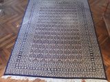 une photo d'un tapis posé sur le sol dans un salon