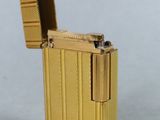 un briquet en or posé sur une table