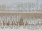 un grand nombre de verres à vin posés sur une table