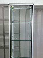 Vitrine rectangulaire en verre présentant quatre étagères, l… (photo 2)
