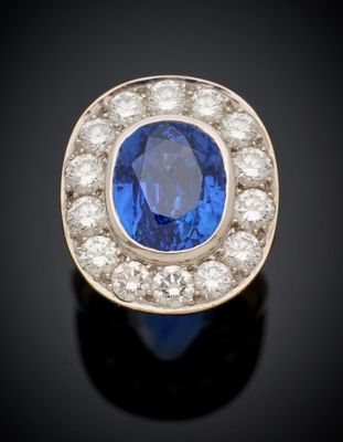 une bague en saphir et diamant