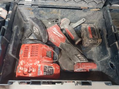 une boîte à outils avec des outils sur le sol