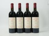 trois bouteilles de vin rouge posées sur une table blanche