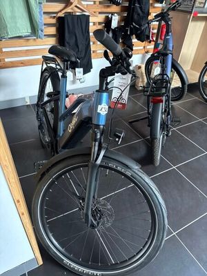 deux vélos garés dans une pièce