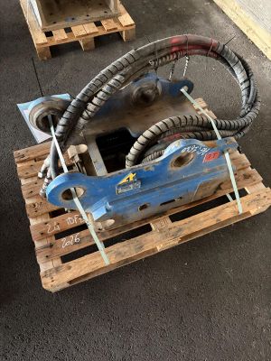 une machine bleue posée sur une palette
