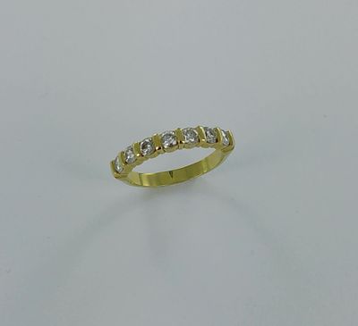 Demi alliance or sertie de brillants (environ 0,40 carat).