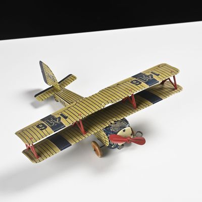 un petit avion miniature posé sur une table