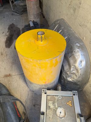 un seau jaune posé à côté d'une borne d'incendie jaune
