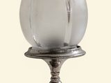 une image représentant une boule de verre posée sur un socle
