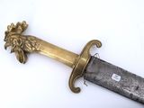 un gros plan d'une épée ornée d'une tête de lion