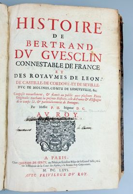 un livre ouvert dont la couverture est ornée d'une image de lion
