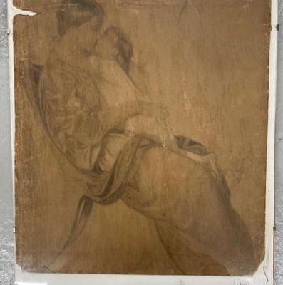 une vieille photo représentant une femme assise sur une chaise dans une pièce