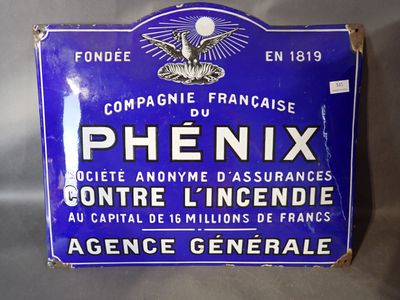 une vieille enseigne bleue annonçant « Phenix » en français sur fond blanc