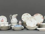 beaucoup d'assiettes et de tasses sur une table