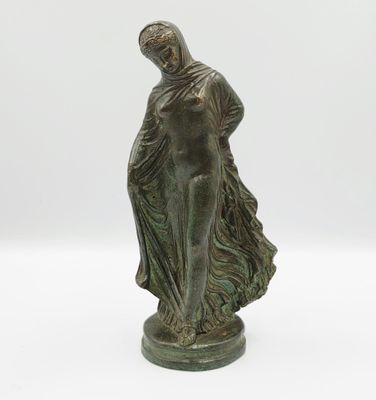une statue en bronze représentant une femme portant un voile sur la tête