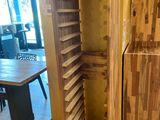 une grande armoire en bois avec des tiroirs, placée au milieu de la pièce