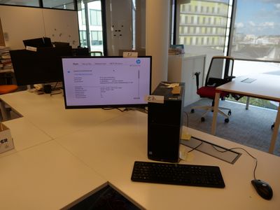 un bureau équipé d'un écran d'ordinateur et d'un clavier