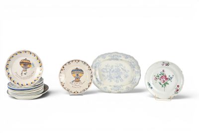 plusieurs assiettes sont disposées en rangée sur une surface blanche