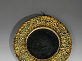 assiette décorative jaune et noire sur fond blanc