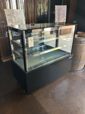 une vitrine en verre remplie de pâtisseries