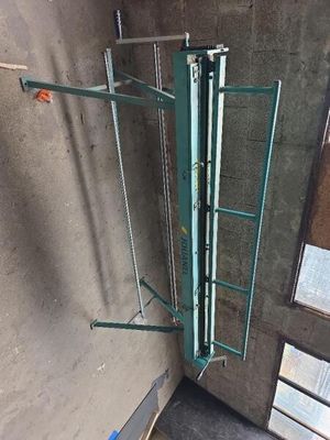 une photo d'un rayonnage métallique vert dans une pièce