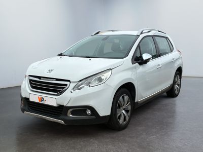 La voiture blanche est garée dans une pièce blanche au sol noir.