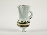 un vase blanc orné d'un motif marron et jaune