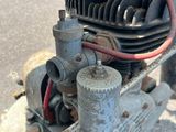 un gros plan sur le moteur d'une moto dans la rue