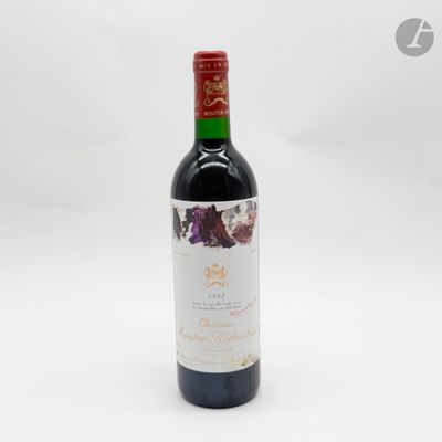 bouteille de vin rouge sur fond blanc sur fond blanc