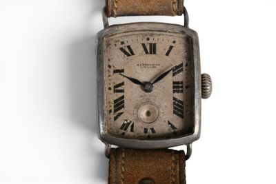 une montre en argent avec des chiffres romains sur le cadran