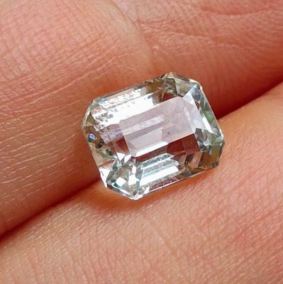 une image représentant une personne tenant un diamant blanc dans la main