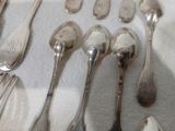 de nombreuses cuillères et cuillères-cuillères posées sur la table